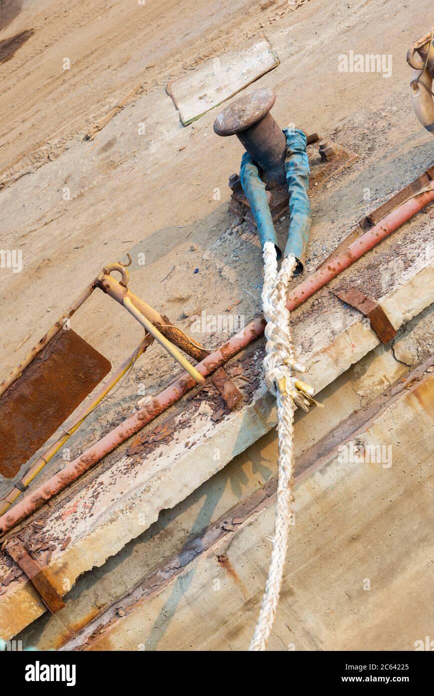 Rope for secured the ship on the dock Stock Photo - Alamy