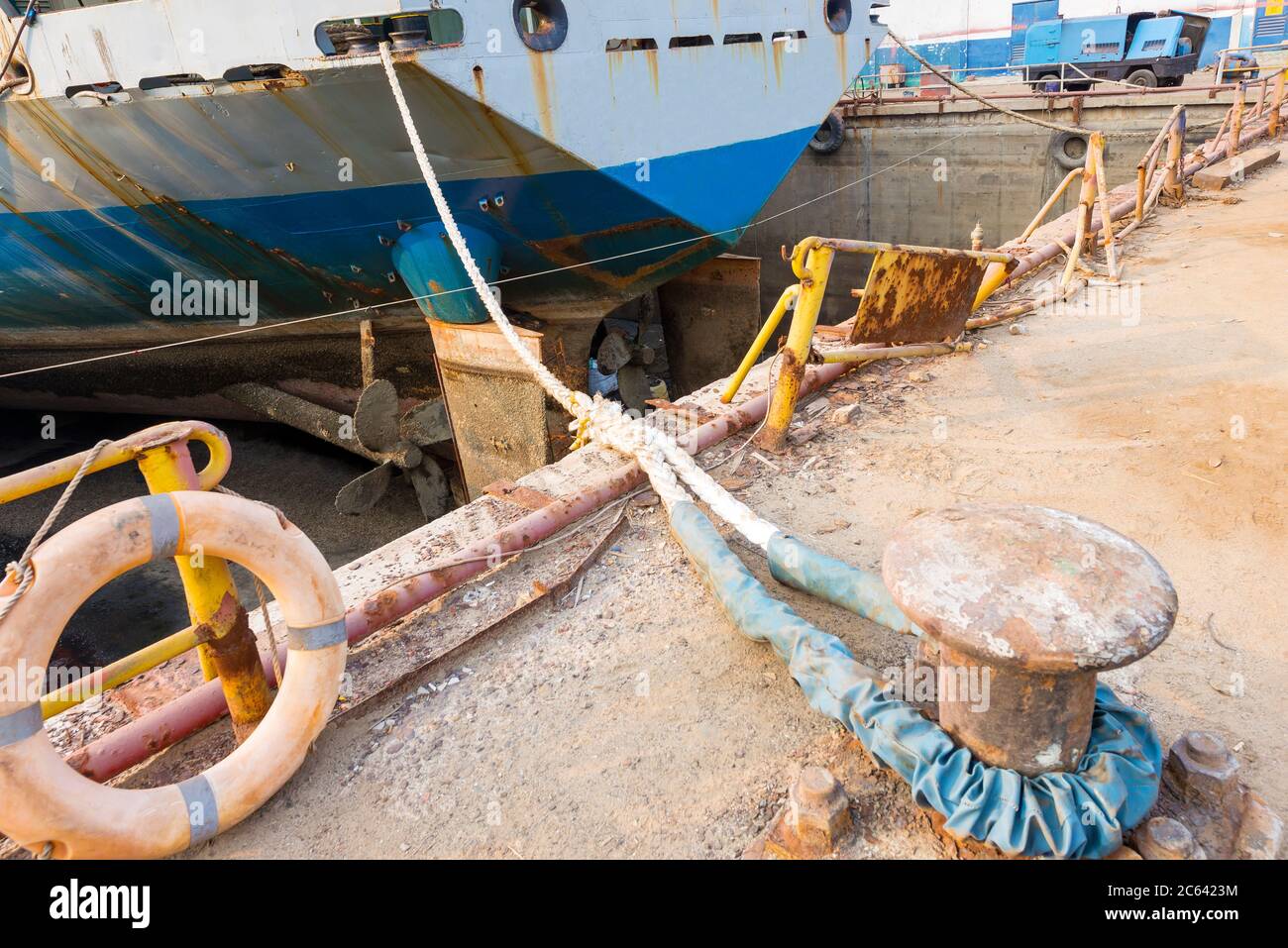 Rope for secured the ship on the dock Stock Photo - Alamy
