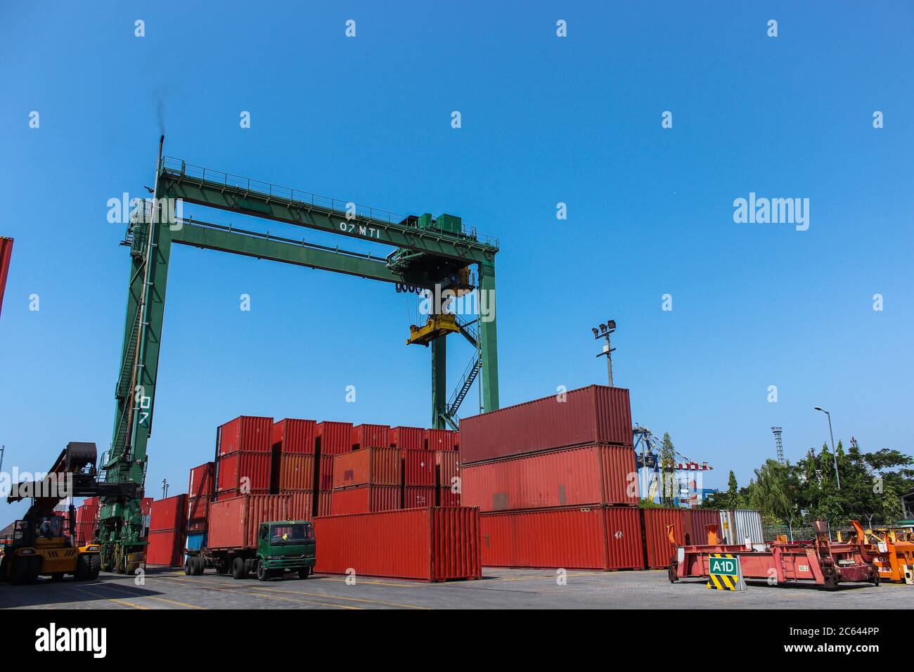 Unloading shipping containers hi-res stock photography and images - Alamy