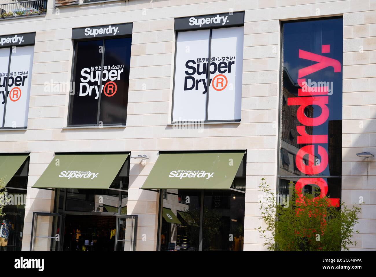Bordeaux , Aquitaine / France - 07 05 2020 : Superdry logo sign on facade  shop of British fashion clothing store Stock Photo - Alamy