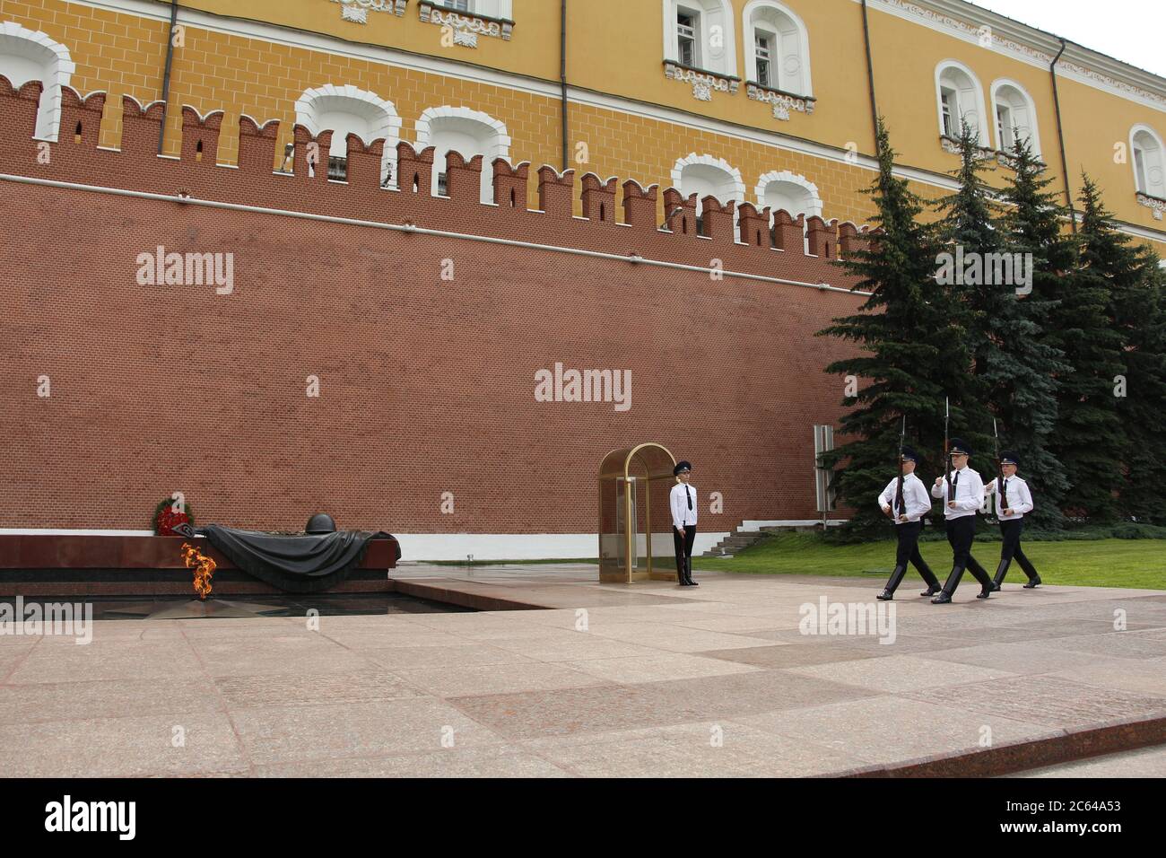 Moscow, RF, 06.04.2020. Presidential guard of honor at the Eternal Flame in Moscow. The eternal flame at the Tomb of the Unknown Soldier near the Krem Stock Photo
