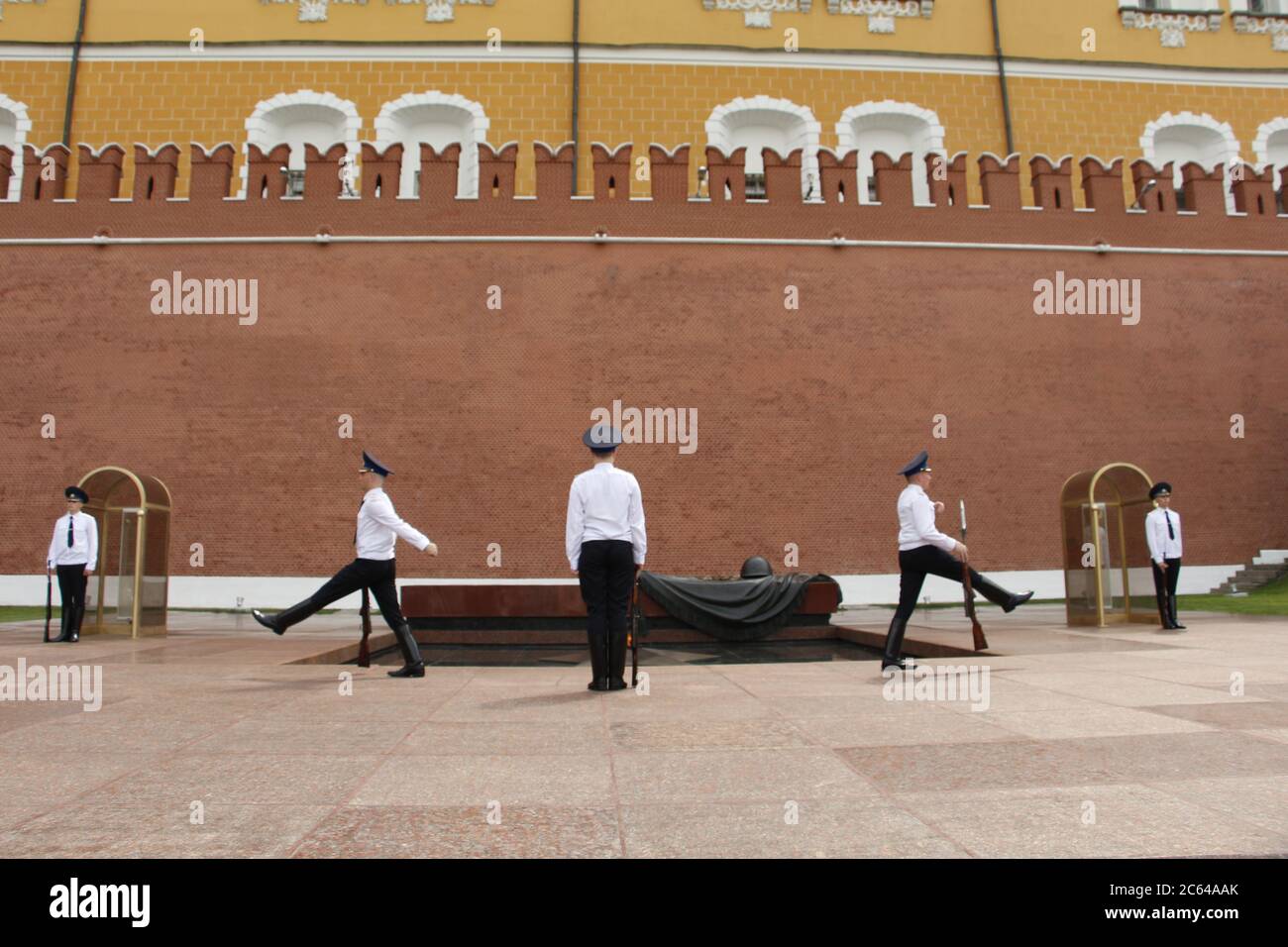 Moscow, RF, 06.04.2020. The hourly change of the Russian presidential guard at the Tomb of the Unknown Soldier and the Eternal Flame in the Alexander Stock Photo