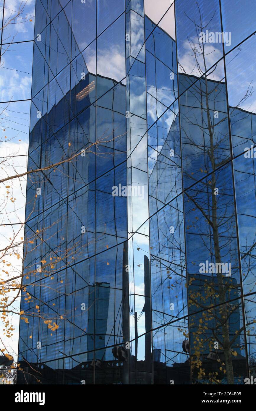 Bürohaus mit Glasfassade Stock Photo