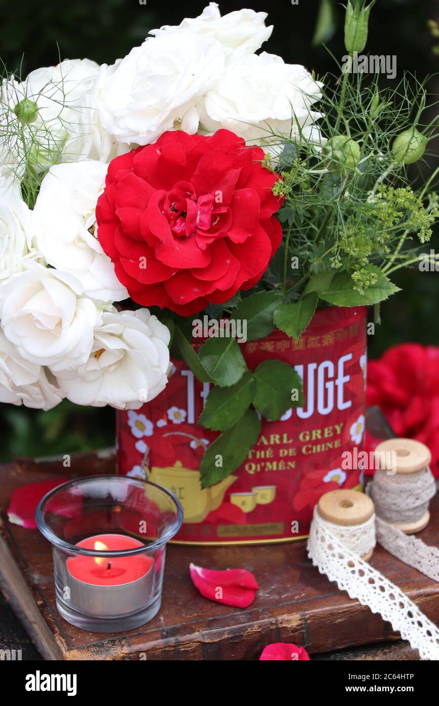 Bouquet of red and white roses hi-res stock photography and images - Alamy