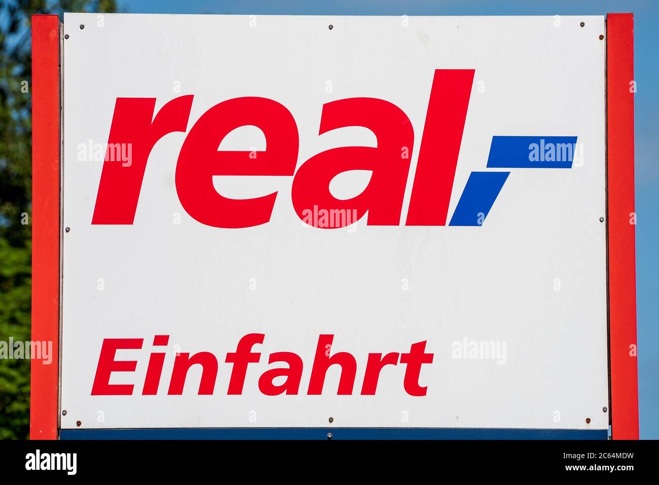 Real betreibt eine Einzelhandelskette in Deutschland mit mehreren hundert SB-Warenhäusern Stock Photo