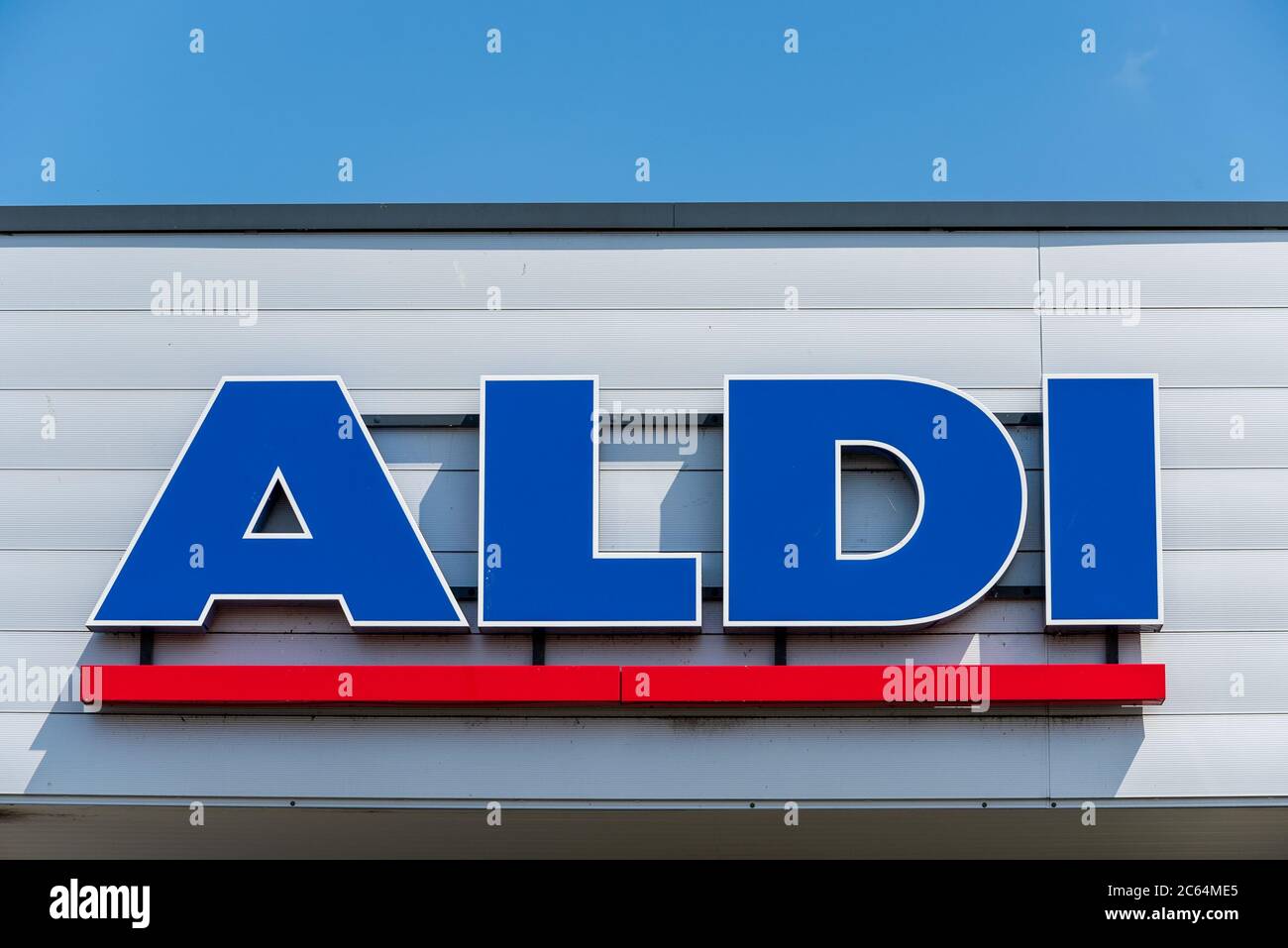 Aldi (Eigenschreibweise ALDI, steht für Albrecht Diskont) bezeichnet die beiden Discount-Einzelhandelsketten Aldi Nord und Aldi Süd Stock Photo