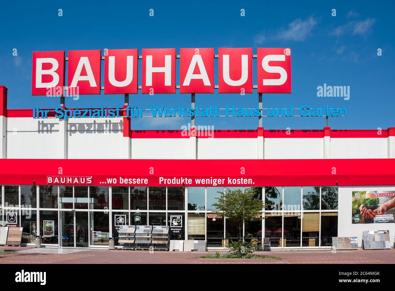 Bauhaus Werbebanner vor Blauem Himmel in der Sonne Stock Photo