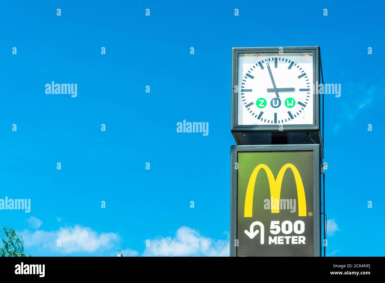 McDonalds Werbebanner  vor blauem Himmel in einem Gewerbepark  nahe Kiel Stock Photo