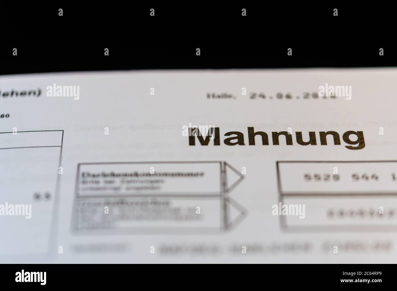 Hude, Deutschland, 07.07.2020:  Fotos einer Bafög Mahnung auf einem Schreibtisch liegend Stock Photo