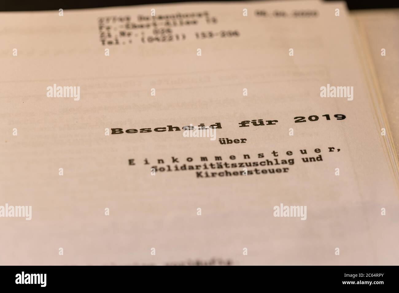 Hude, Deutschland,  07.07.2020: Fotos eines Steuerbescheids von 2019 liegend auf einem schreibtisch Stock Photo