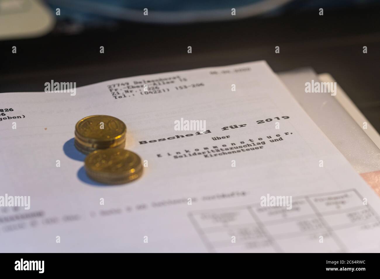 Model macht es für Geld auf dem Schreibtisch Model macht es für Geld auf dem Schreibtisch