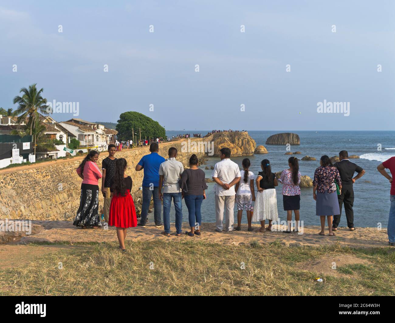 dh Forts Dutch ramparts GALLE FORT SRI LANKA Sri Lankan family on rampart walls people asian group Stock Photo