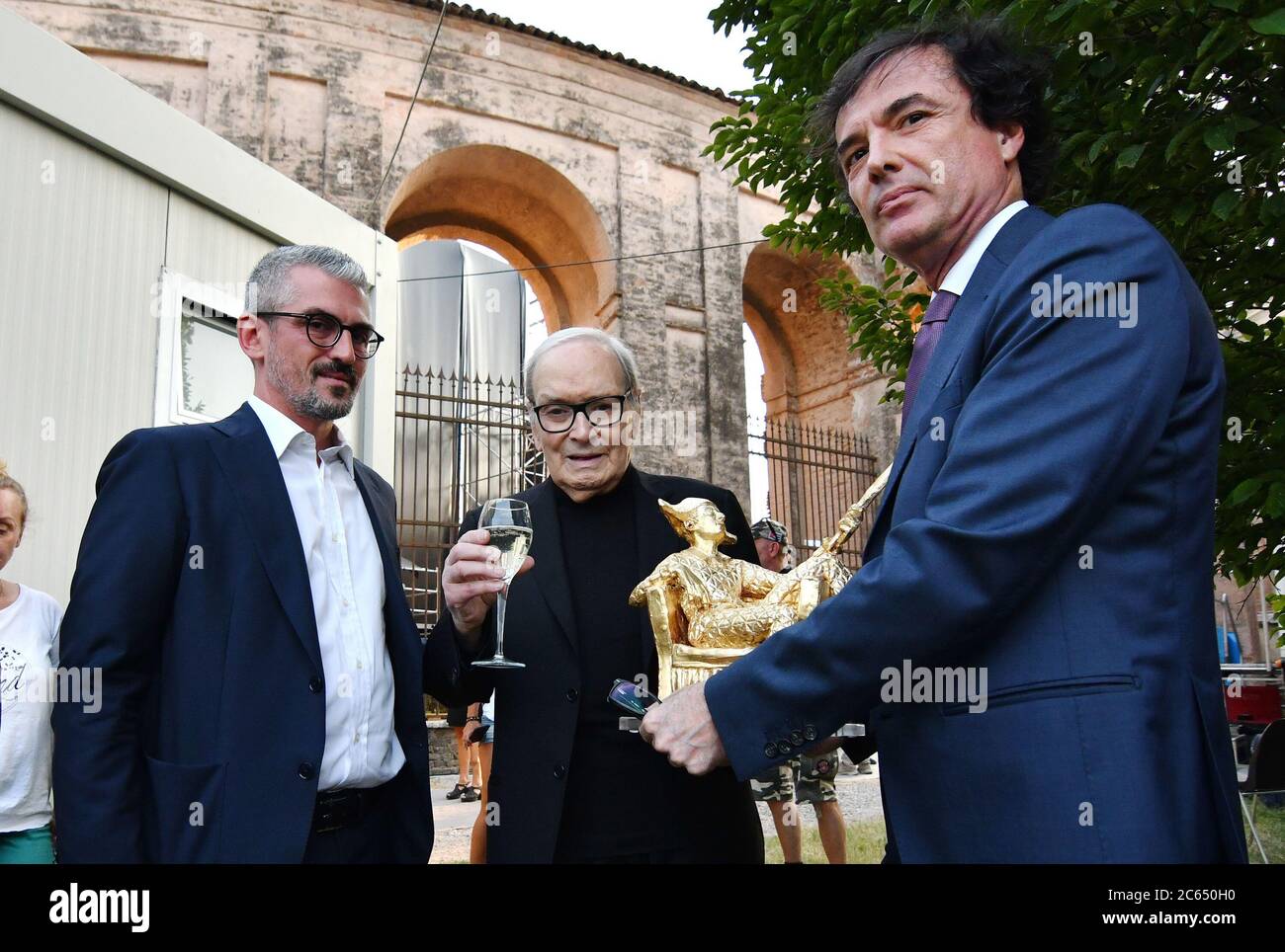 Ennio Morricone riceve il premio Arlecchino d'oro alla presenza del sindaco  di Mantova Mattia Palazzi e del presidente della Fondazione Artioli  Francesco Ghisi durante Ennio Morricone in concerto, Cultura in mantova,  Italia,