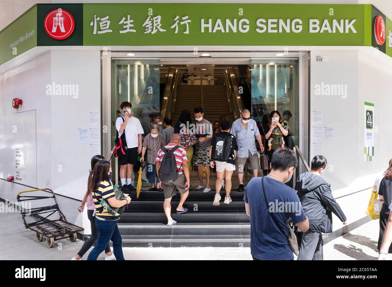 Hong Kong, China. 18th June, 2020. Customers seen at the entrance of Hang  Seng Bank branch in Hong Kong Credit: Budrul Chukrut/SOPA Images/ZUMA  Wire/Alamy Live News Stock Photo - Alamy