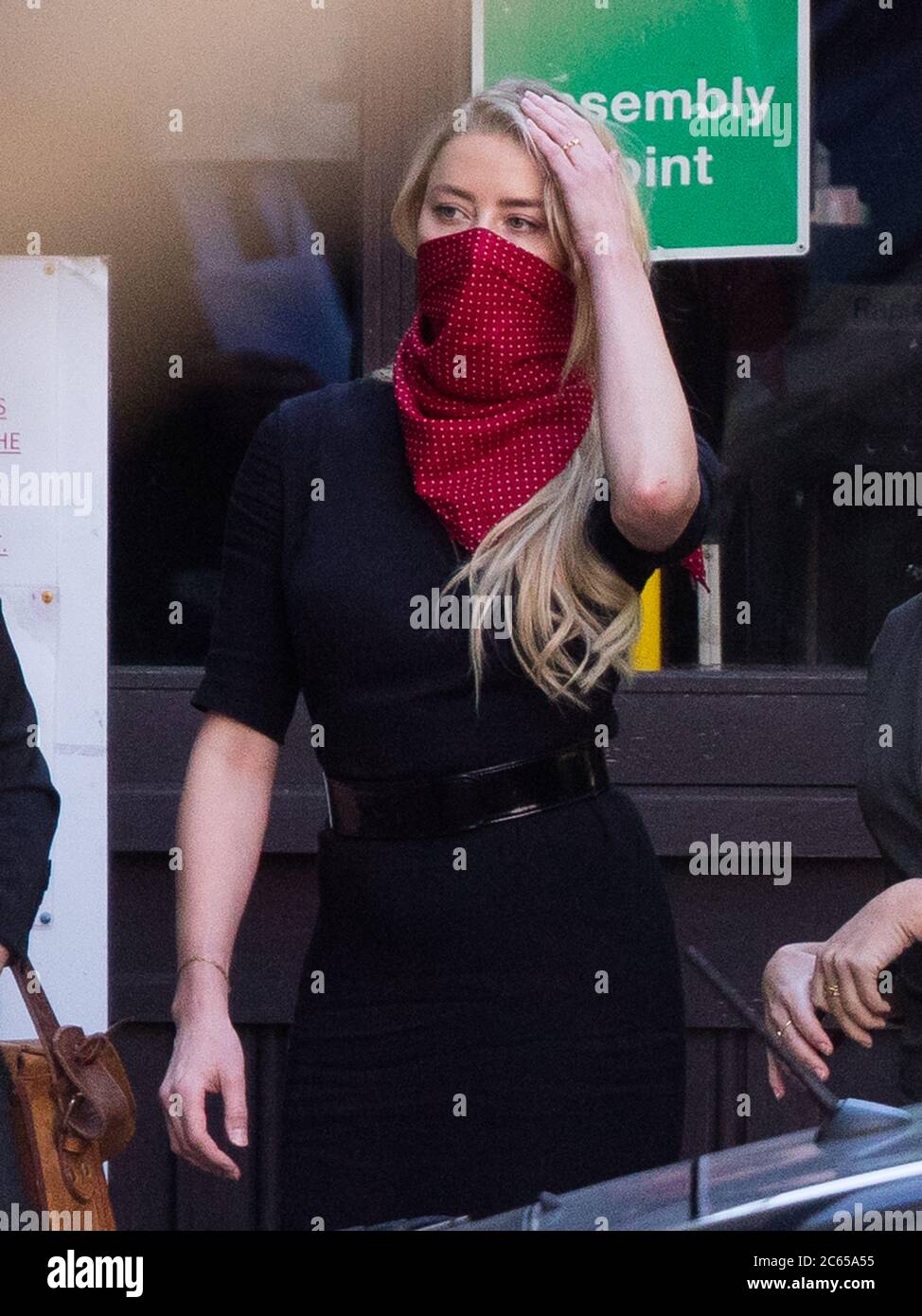 Amber Heard arrives at court wearing a red scarf over her face for the ...