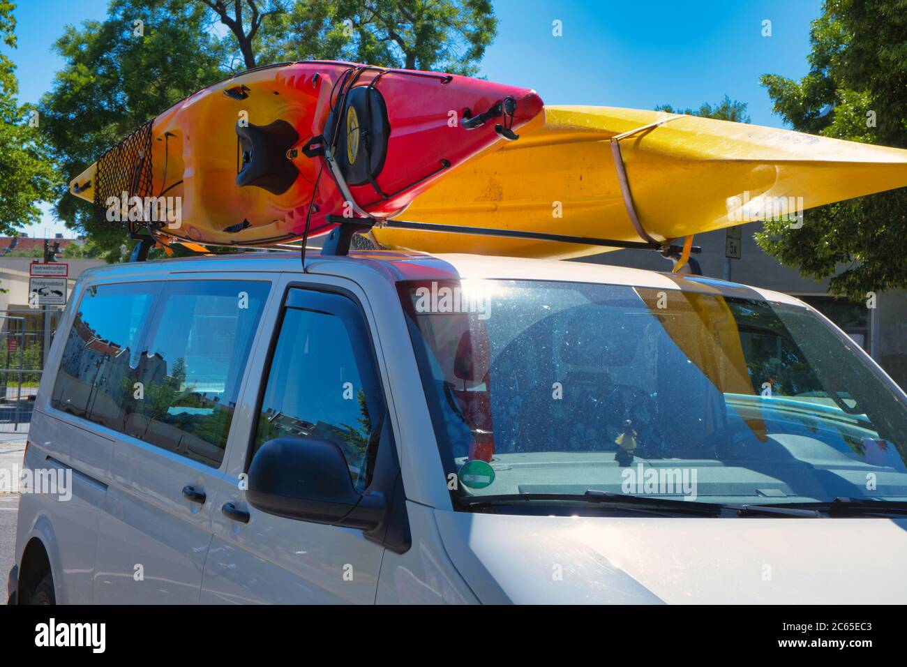 Kayaks on car hi-res stock photography and images - Alamy