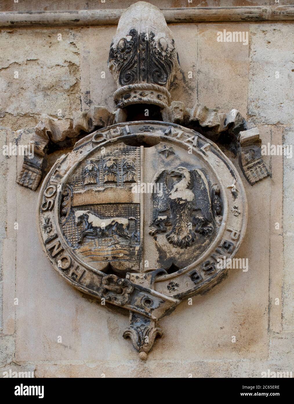 Carved stone sign above doorway in Oxford - Honi Soit Qui Mal Y Pense, the  motto of there Order of the Garter Stock Photo - Alamy