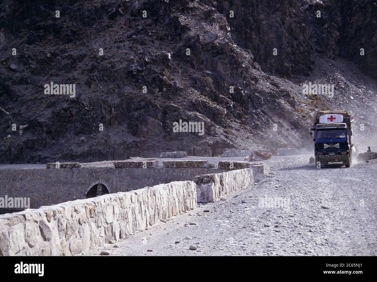 ICRC lorry carrying food aid travelling along the Kabul Jalalabad highway in February 1995 Stock Photo