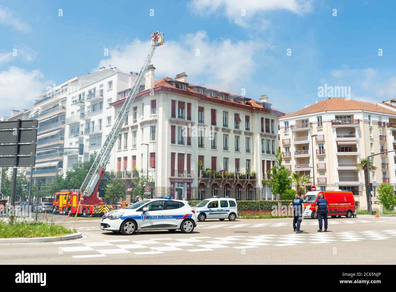 Firemen tackling apartment fire in Bayonne, France Stock Photo