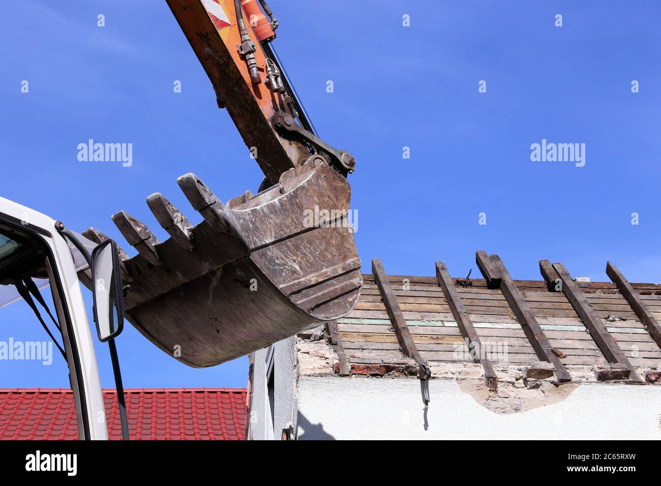 Abbrucharbeiten – ein altes Gebäude wird abgerissen Stock Photo