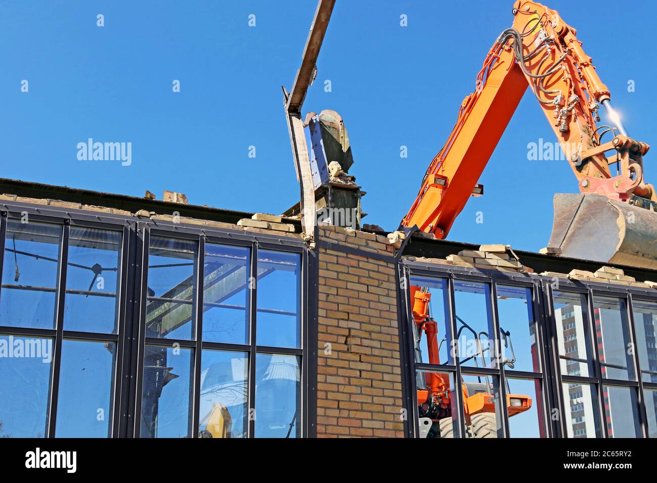 Abbrucharbeiten – ein altes Gebäude wird abgerissen Stock Photo