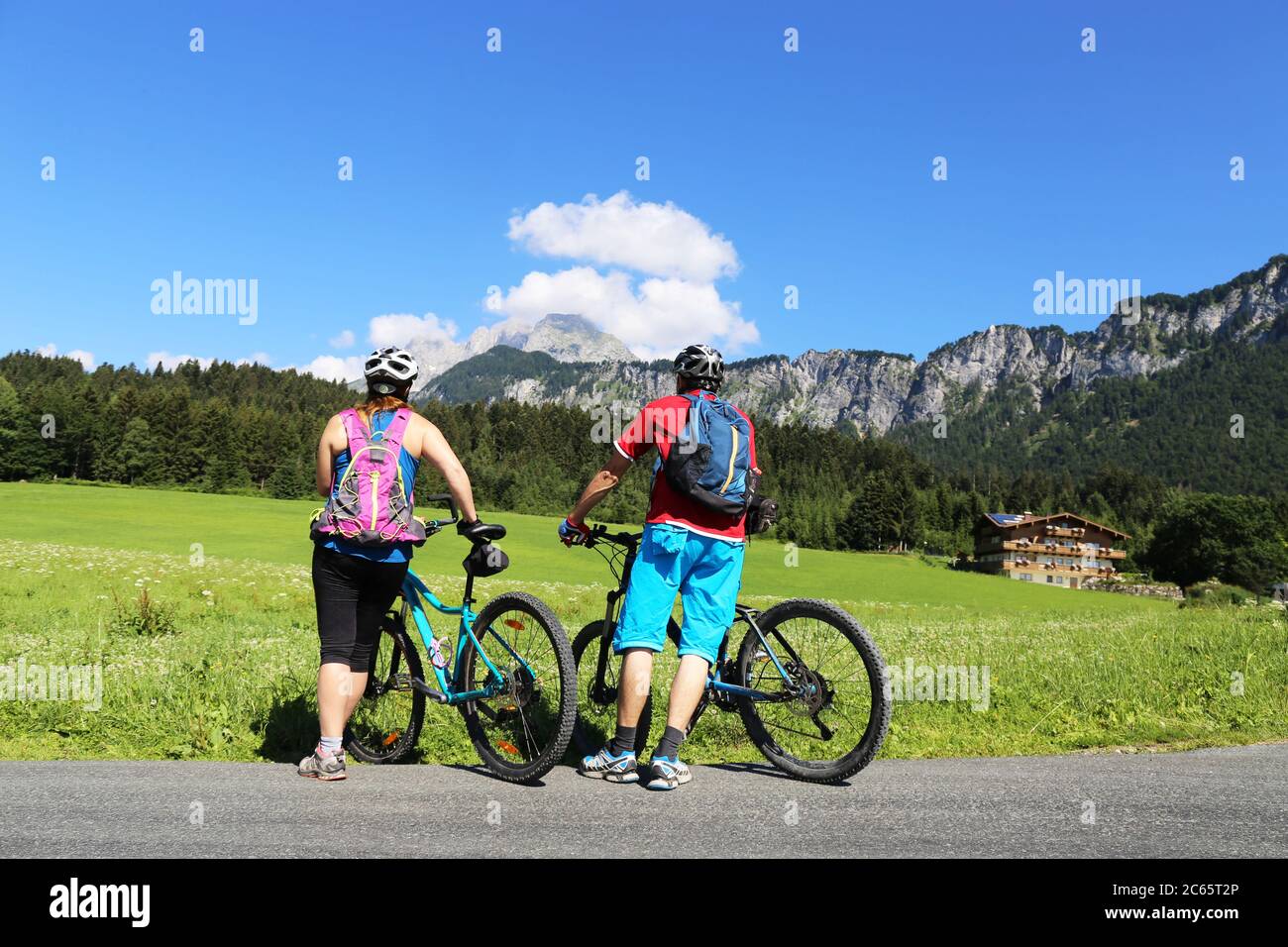 Mountainbiker genießen das Panorama vom Wilden Kaiser (Model released) Stock Photo