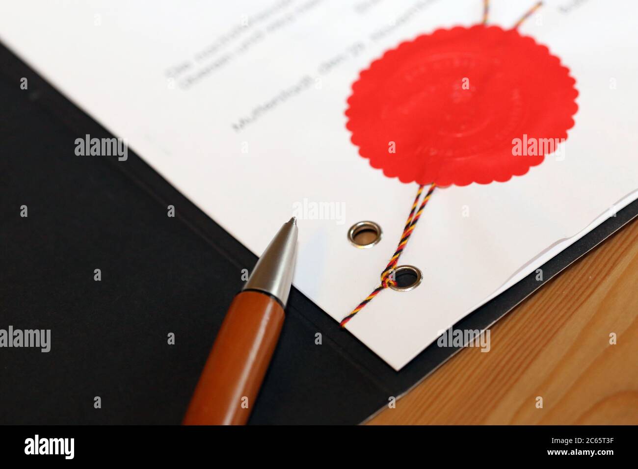 Notarieller Vertrag mit rotem Dienstsiegel Stock Photo
