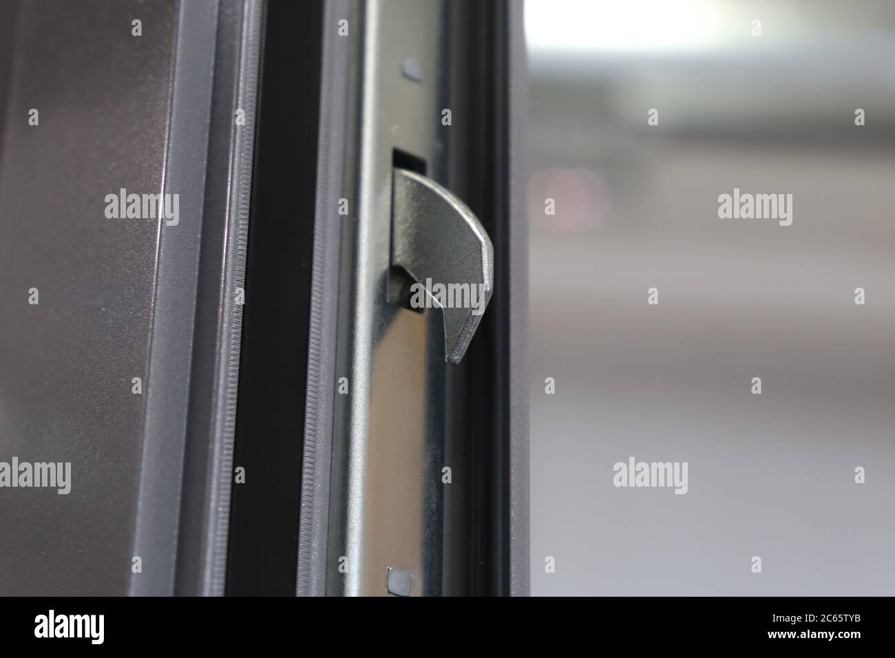 Haustür mit Riegelschloss als Einbruchschutz (Nahaufnahme) Stock Photo