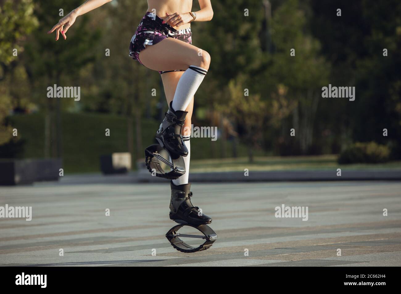 Kangoo Jumps девушка в парке