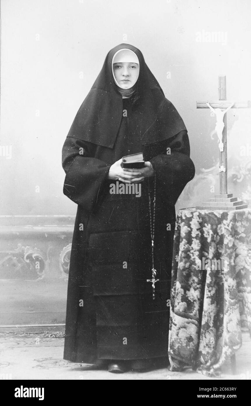 Nun with crucifix, rosary and prayer book, 1890, France  /  Nonne mit Kruzifix, Rosenkranz und Gebetbuch, 1890, Frankreich, Historisch, historical, digital improved reproduction of an original from the 19th century / digitale Reproduktion einer Originalvorlage aus dem 19. Jahrhundert, Carte de visite, a type of small photograph which was patented in 1854, each photograph was the size of a visiting card, and such photograph cards were commonly traded among friends and visitors in the 1860s  /  Visitformat, Carte de Visite, auf Karton fixierte Fotografie im Format ab ca. 6 × 9 cm, ab ca. 1860 wu Stock Photo