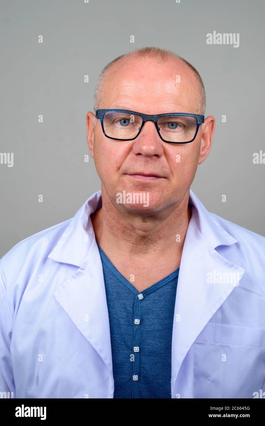 Portrait of mature handsome man doctor with eyeglasses Stock Photo - Alamy
