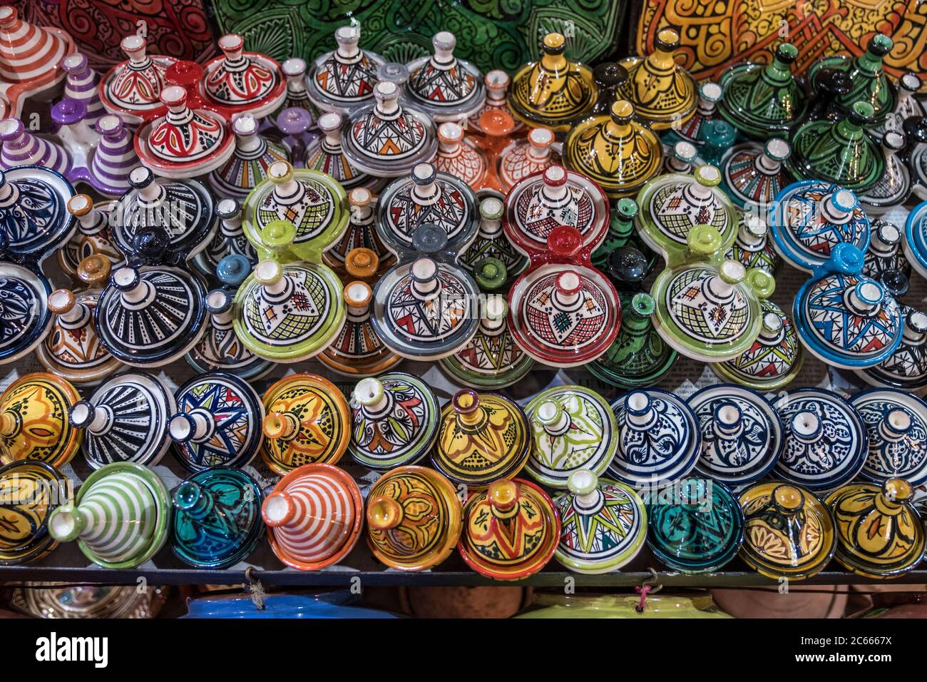 Pots De Terre Cuite Et De Grès Pour Les Plats Délicieux Traditionnels Tajine  Et Le Couscous Photo stock - Image du beauté, couleurs: 84529526