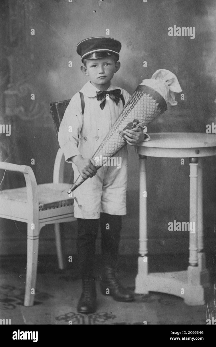 Boy with treats, the first day of school, 1900, Germany  /  Junge mit Schultüte, erster Schultag, 1900, Deutschland, Historisch, historical, digital improved reproduction of an original from the 19th century / digitale Reproduktion einer Originalvorlage aus dem 19. Jahrhundert, Carte de visite, a type of small photograph which was patented in 1854, each photograph was the size of a visiting card, and such photograph cards were commonly traded among friends and visitors in the 1860s  /  Visitformat, Carte de Visite, auf Karton fixierte Fotografie im Format ab ca. 6 × 9 cm, ab ca. 1860 wurde die Stock Photo