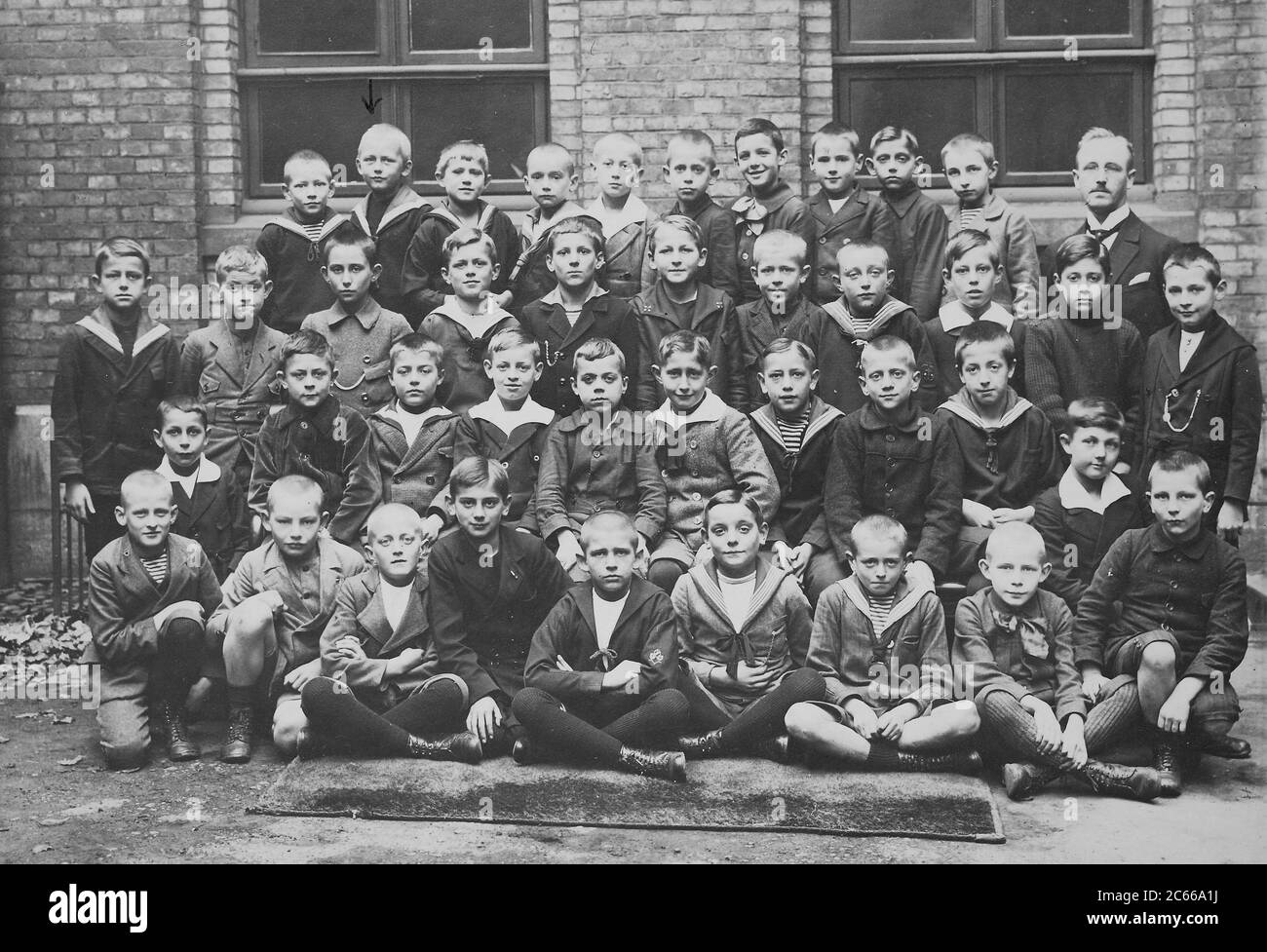 Class photo of a boy class with about 10-year-old boy in 1920, Germany  /  Klassenfoto einer Knabenklasse mit ca 10 Jahre alten Jungen, 1920, Deutschland, Historisch, historical, digital improved reproduction of an original from the 19th century / digitale Reproduktion einer Originalvorlage aus dem 19. Jahrhundert Stock Photo