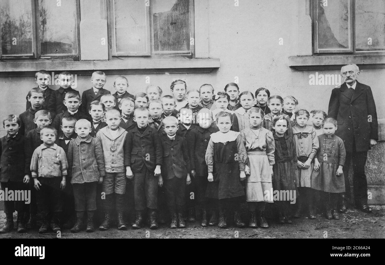 Class photo of a classroom with boys and girls in 1905, Germany  /  Klassenfoto einer Schulklasse mit Jungen und Mädchen, 1905, Deutschland, Historisch, historical, digital improved reproduction of an original from the 19th century / digitale Reproduktion einer Originalvorlage aus dem 19. Jahrhundert Stock Photo