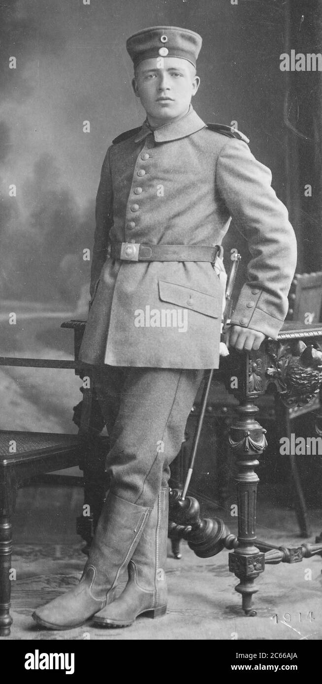 Man in military uniform of World War 1, 1915, Frankfurt, Germany  /  Mann in Militäruniform des 1. Weltkrieg, 1915, Zweibrücken, Deutschland, Historisch, historical, digital improved reproduction of an original from the 19th century / digitale Reproduktion einer Originalvorlage aus dem 19. Jahrhundert, Carte de visite, a type of small photograph which was patented in 1854, each photograph was the size of a visiting card, and such photograph cards were commonly traded among friends and visitors in the 1860s  /  Visitformat, Carte de Visite, auf Karton fixierte Fotografie im Format ab ca. 6 × 9 Stock Photo