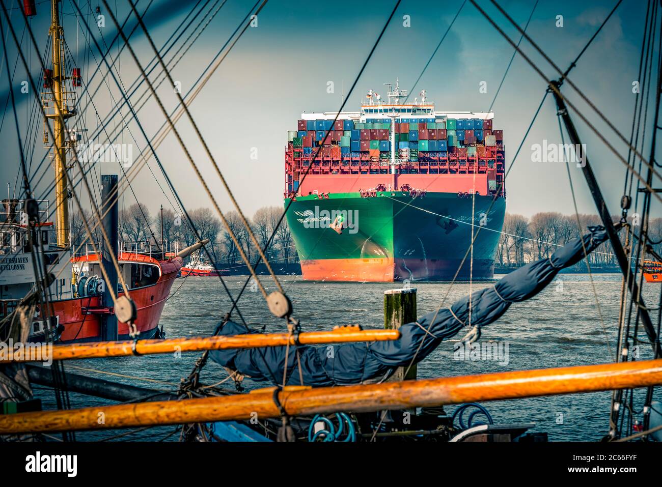 Germany, Hamburg, Elbe River, port, Neumühlen, Övelgönne, container ship Stock Photo