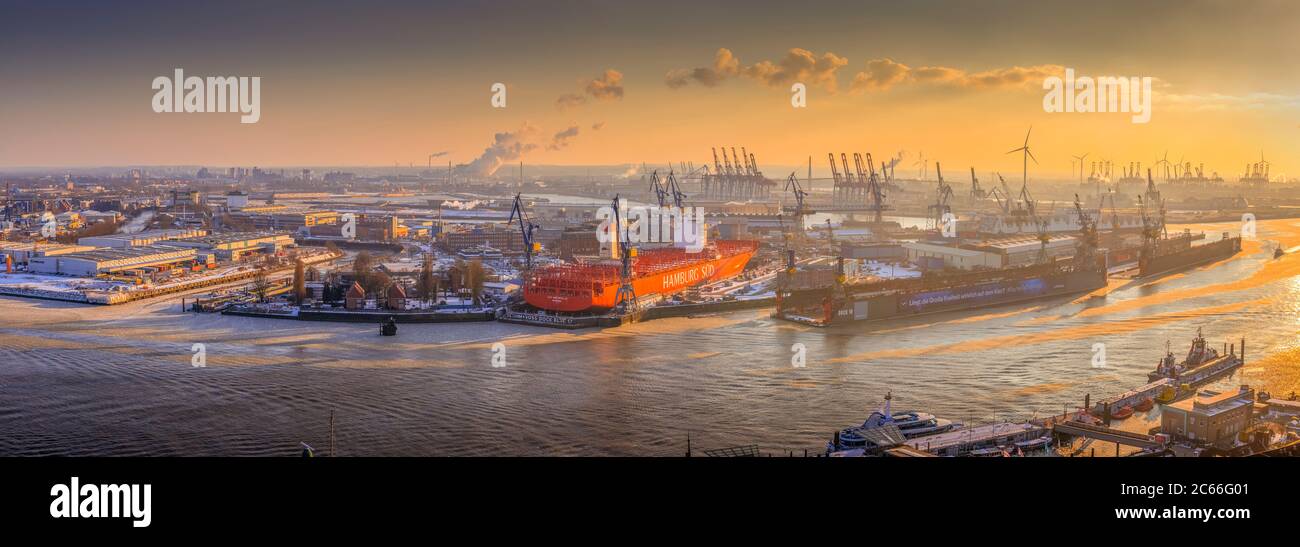Germany, Hamburg, Saint Pauli Quarter, Fish Market, port, Elbe River, Blohm and Voss Shipyard Stock Photo