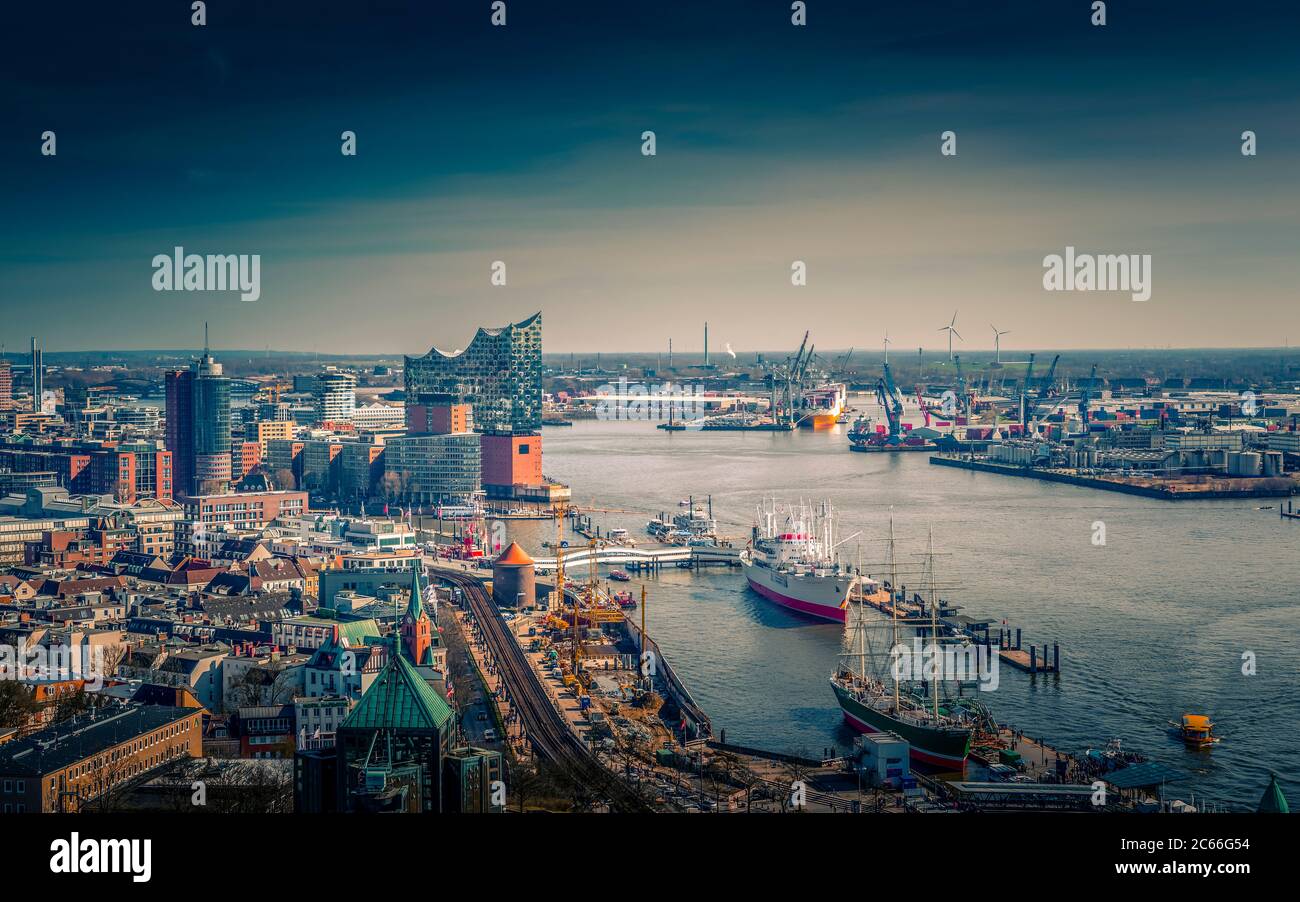 Germany, Hamburg, Port, Sankt Pauli Piers, Speicherstadt (warehouse district), HafenCity, Übersee Bridge, Elbphilharmonie Concert Hall Stock Photo