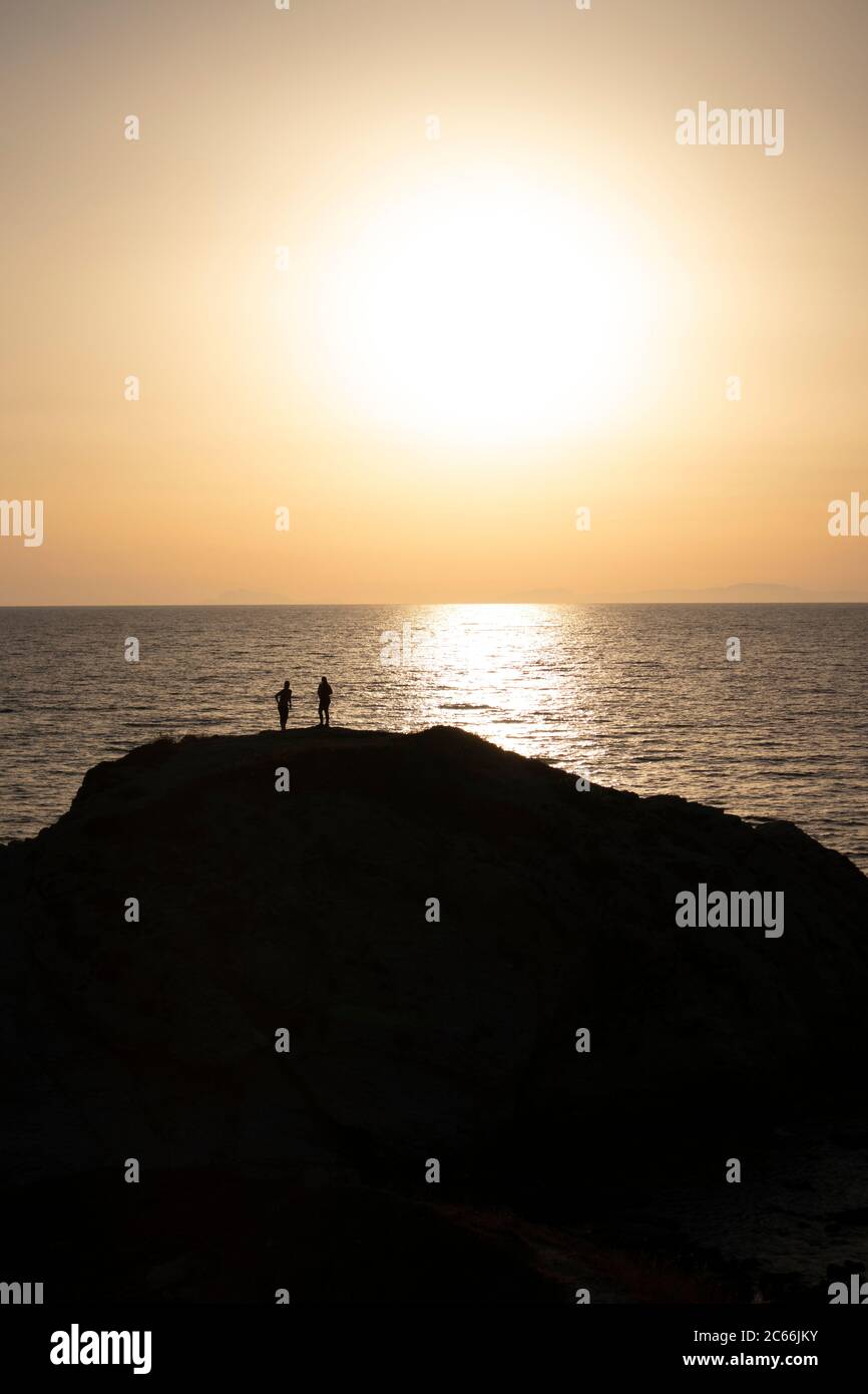 Aspettando il tramonto sul pizzo della montagna Stock Photo