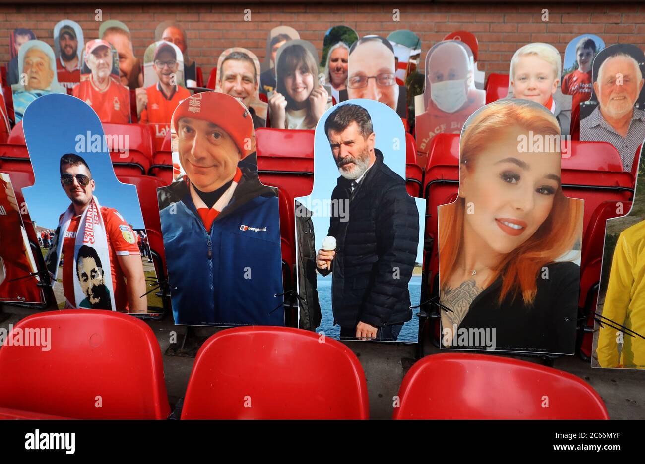 Cardboard cutouts fans hires stock photography and images Alamy