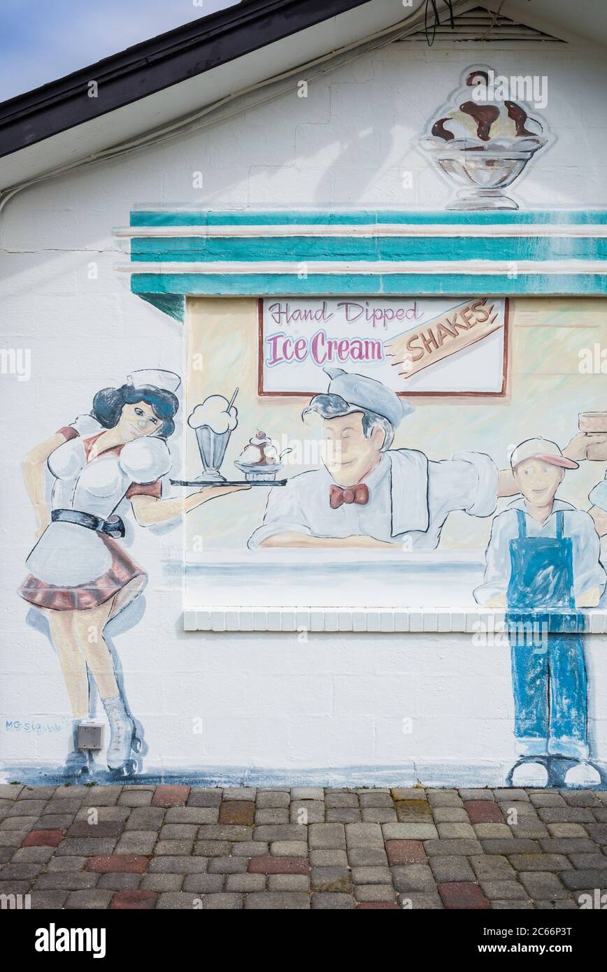 USA, New Jersey, The Jersey Shore, Wildwoods, 1950s-era Doo-Wop architecture, ice cream shop mural Stock Photo