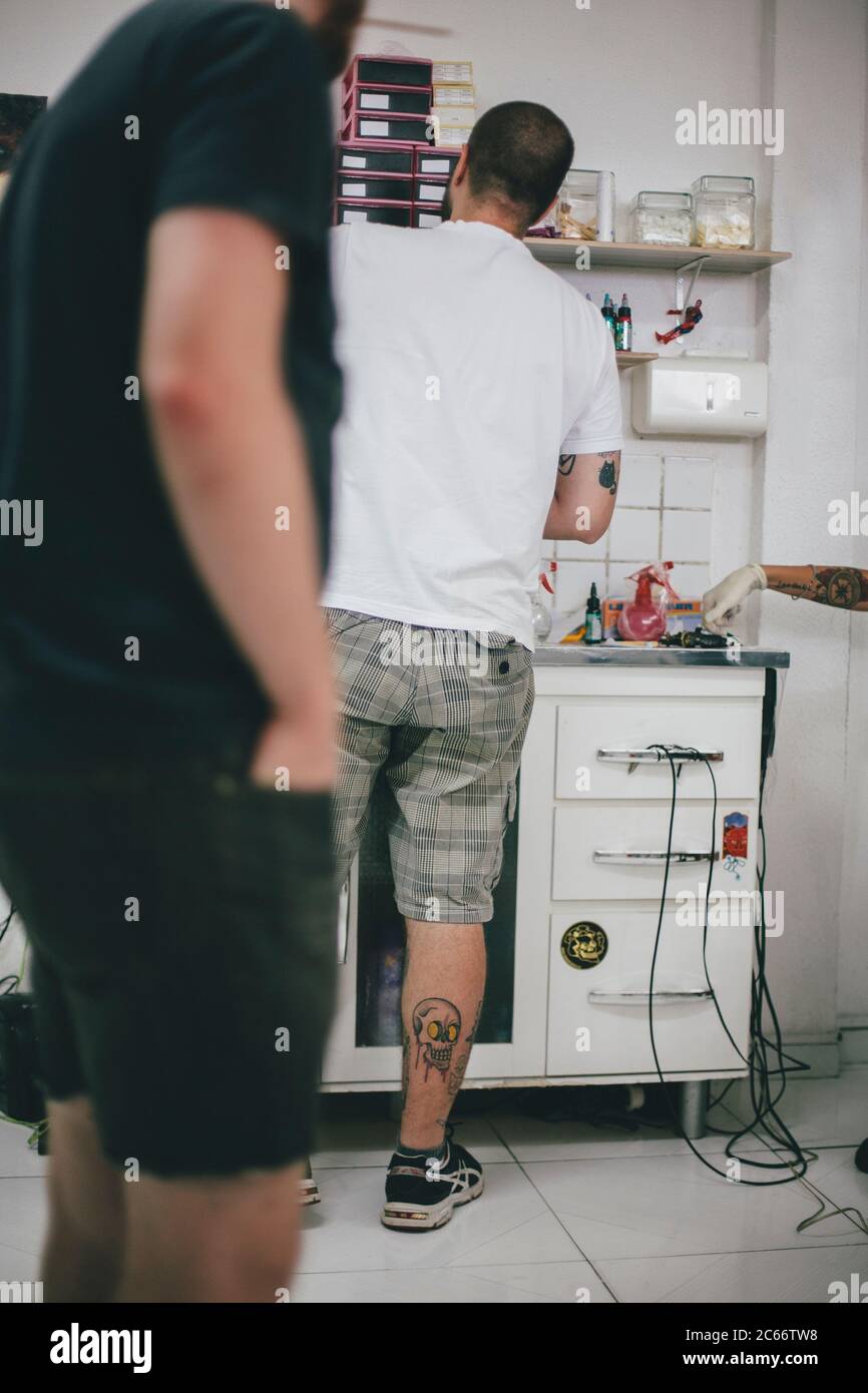 Tattoo artist hi-res stock photography and images - Alamy