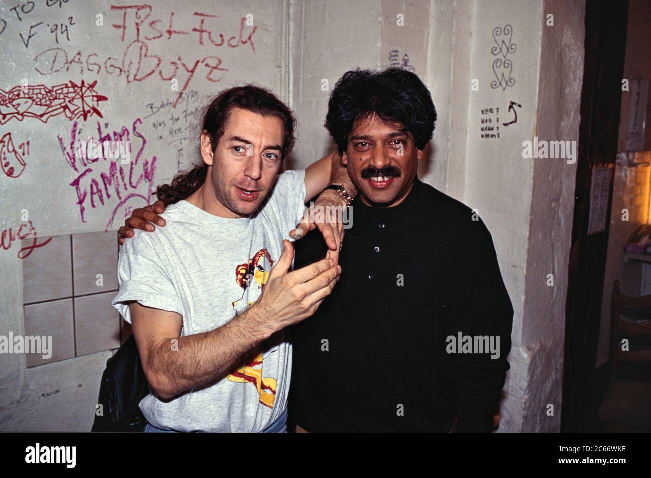 EXCLUSIVE - 11/02/1994, Hamburg, the British drummer Simon Phillips and the Indian percussionist Trilok Gurto meet in the Hamburg factory before the concert of 'Los Lobotomys', where Phillips sits on the drums. The two are friends and Trilok Guto lives near Hamburg. So it came to the warm meeting of the musicians. | usage worldwide Stock Photo