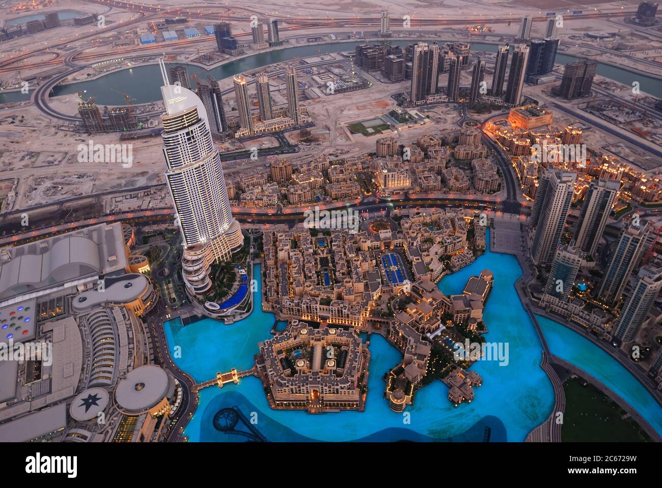 Реклама на бурдж халифа. Вечерний Бурдж Халифа. Дубай Вечерний Дубай. Птицы в Дубае. Смотровая площадка Бурдж Халифа.