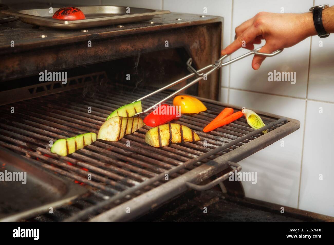 Grill tongs hi-res stock photography and images - Alamy