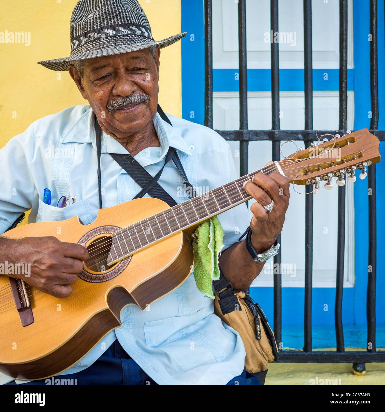Músico Que Joga a Música Tradicional Em Havana Imagem de Stock Editorial -  Imagem de pessoa, envelhecido: 39316994