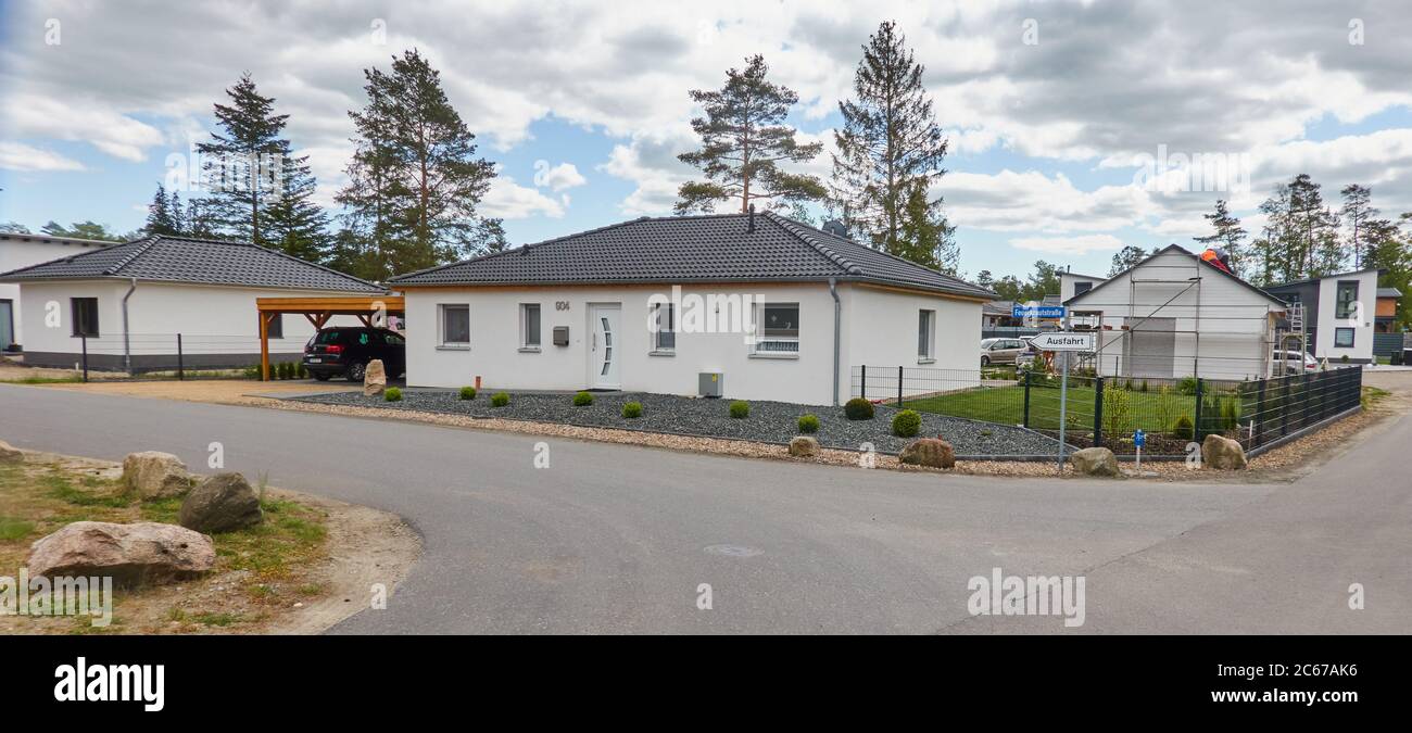 Semi detached house front garden hires stock photography and images