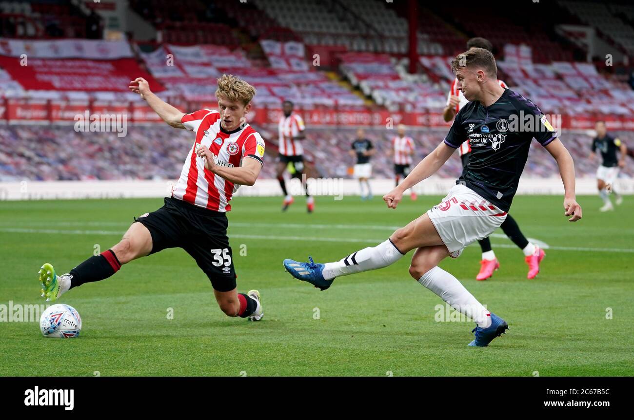 Charlton Athletic's Alfie Doughty (right) and Brentford's Mads Roerslev Rasmussen (left) battle for the ball during the Sky Bet Championship match at Griffin Park, London. Stock Photo