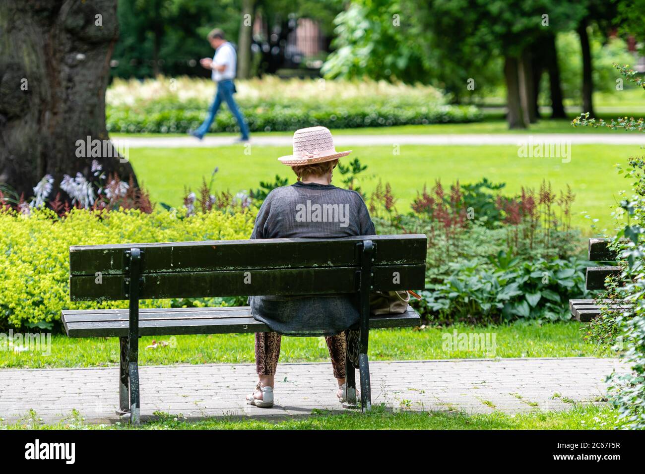 Old woman alone on park bench hi-res stock photography and images - Alamy